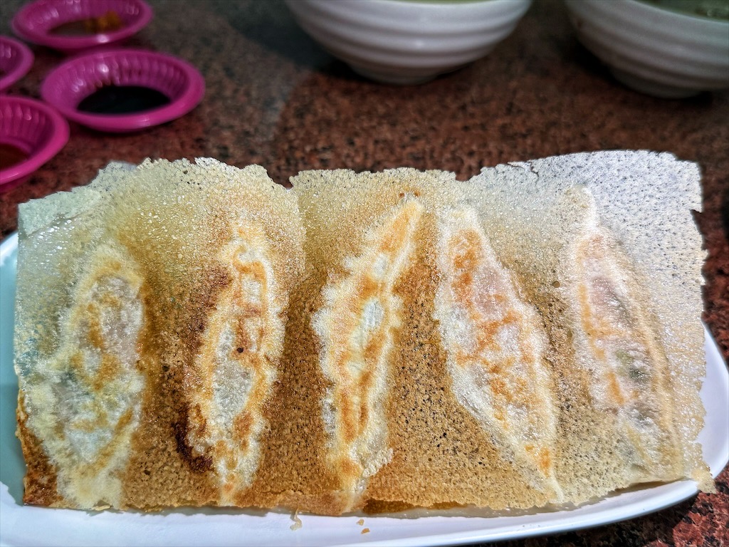 阿宏煎餃|彰化線西煎餃、水餃，就藏身在民宅內的美味小吃，金黃酥脆的煎餃就是要配上玉米濃湯或酸辣湯 @嘿!部落!