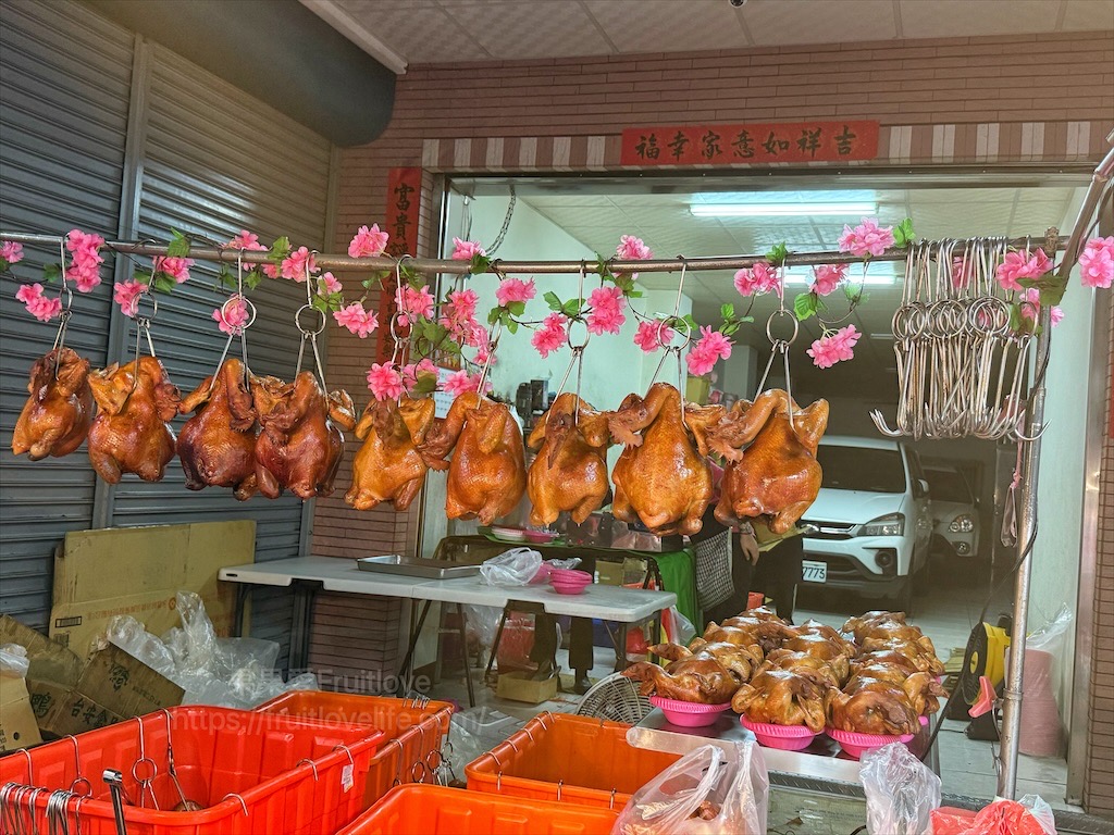 強強滾甘蔗雞烤鴨|南投市場美食，無意間發現的烤雞店，Q軟嫩滑的外皮、鮮嫩的肉質，單吃就好好吃唷! @嘿!部落!