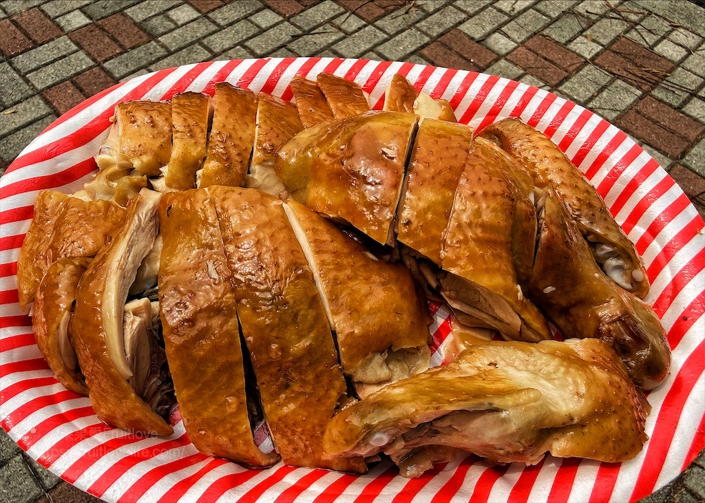 強強滾甘蔗雞烤鴨|南投市場美食，無意間發現的烤雞店，Q軟嫩滑的外皮、鮮嫩的肉質，單吃就好好吃唷! @嘿!部落!