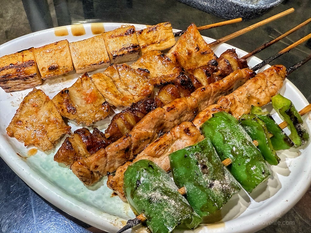 月𤉷碳烤|台中西屯燒烤，水湳市場宵夜美食，必吃Q軟不硬的米血，紅木炭現烤燒烤，美味不油膩 @嘿!部落!