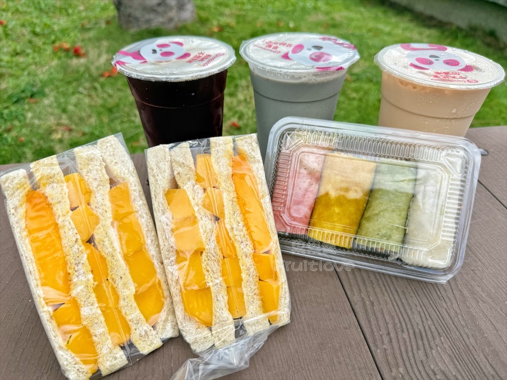台中第三市場裡的三明治早餐專賣店，有好吃的新鮮水果三明治外，還有銅鑼燒、客製化捲餅 @嘿!部落!