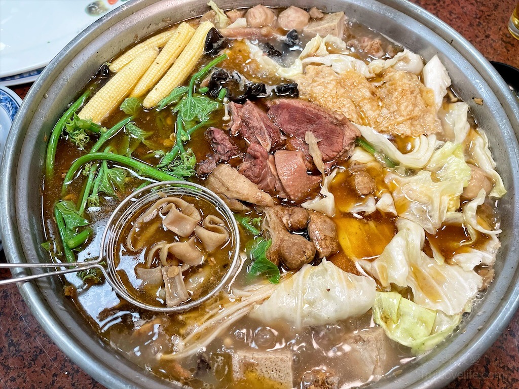 阿晾薑母鴨〉南投埔里薑母鴨，深受許多在地人喜愛的薑母鴨，鴨皮超Q軟，肉質軟嫩鮮甜，還有鹽烤吳郭魚、現撈泰國蝦