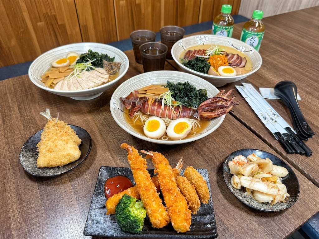 兆曜拉麵丼飯&rang;台中大里平價拉麵，拉麵湯頭高達十一種任你選擇，不能錯過視覺饗宴的豪華拉麵，內用還可以免費加麵 @嘿!部落!