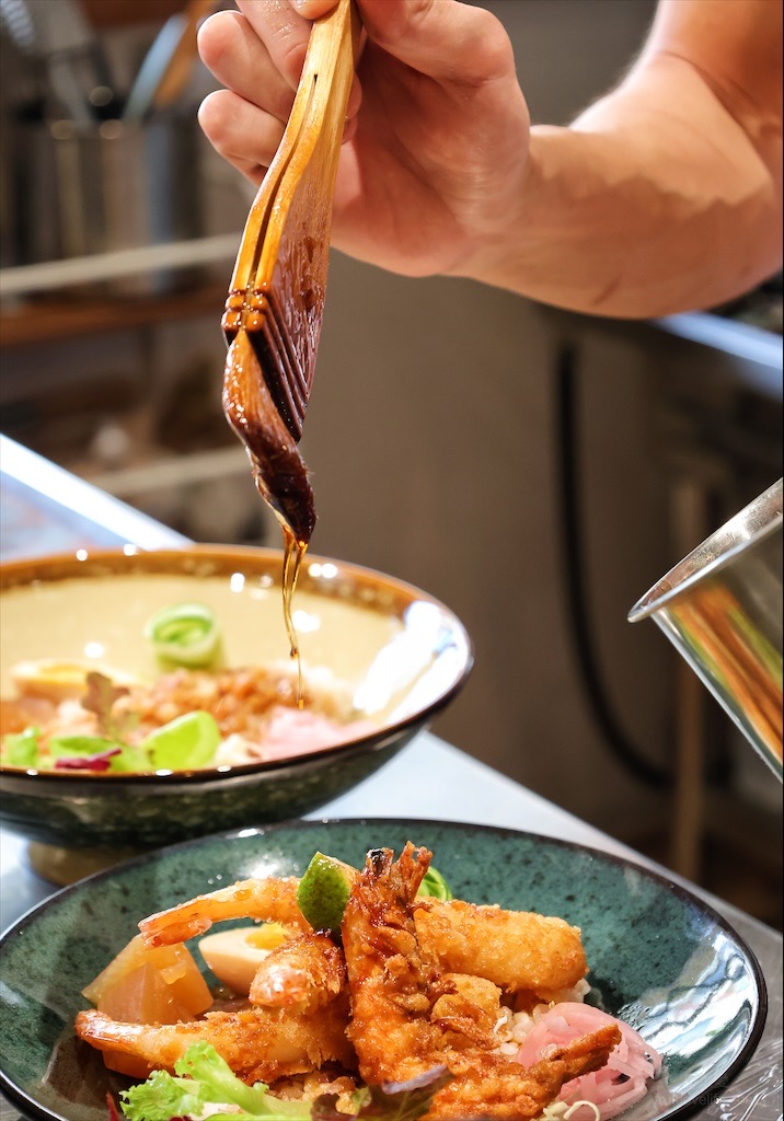 一捆イーくん i-kun 丼飯專賣&rang;南投埔里丼飯專賣店，微微台味的丼飯，淋上特製拌飯醬汁超下飯，內用套餐柴魚湯免費續湯 @嘿!部落!