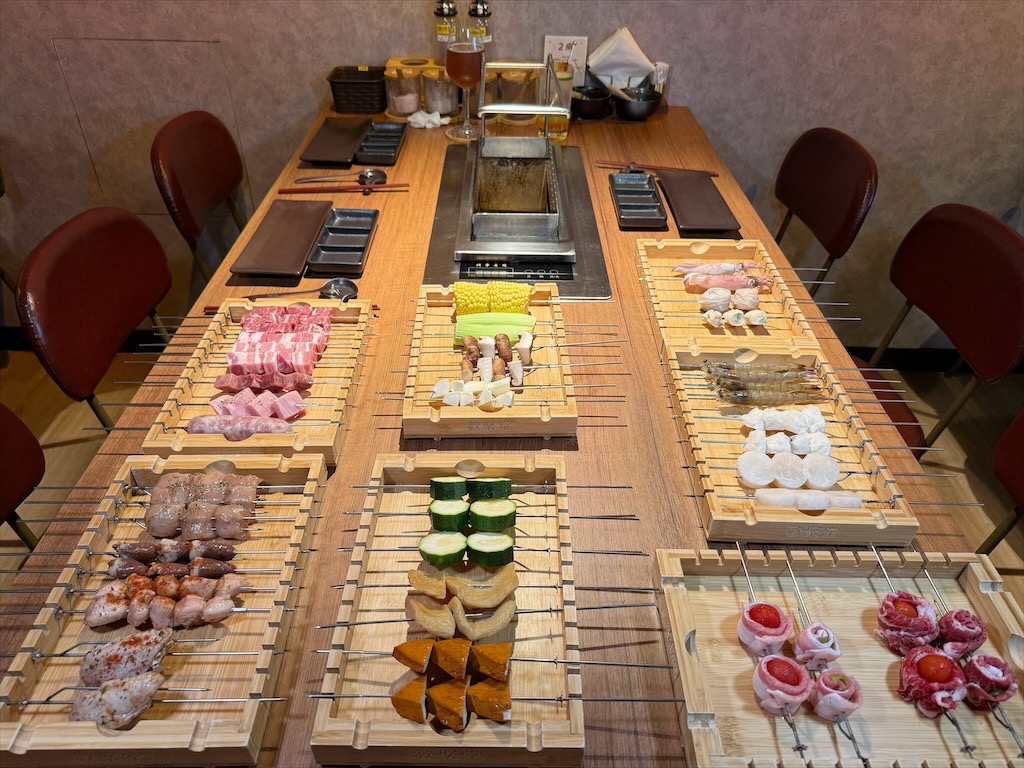 歡聚堂串燒&rang;新竹竹北串燒，旋轉串燒輕鬆烤又有趣，食材新鮮又美味，精釀啤酒有四種不同風味可選擇/寵物友善 @嘿!部落!
