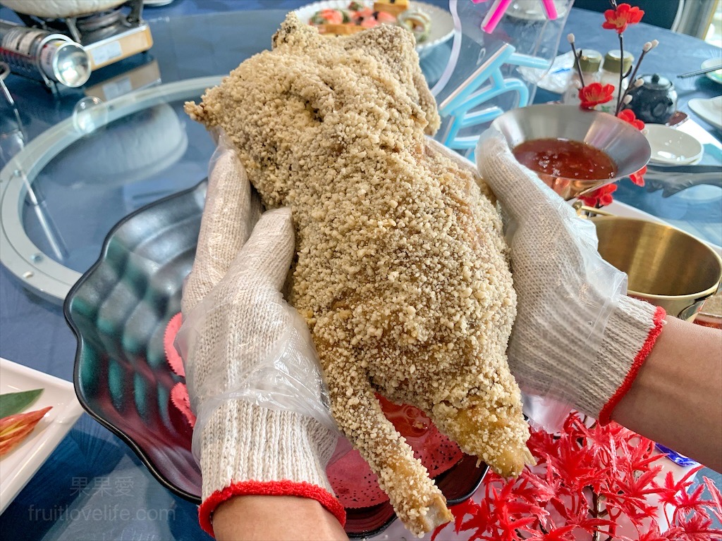 辰星水產肉品&rang;台中大甲水產店也是海產店，餐廳以預約制訂餐，沒有固定菜單，餐點色香味俱全，絕不能錯過先滷後炸的香酥鴨 @嘿!部落!