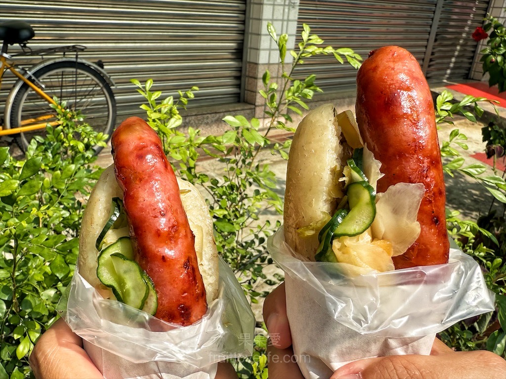 松柏嶺阿香香腸 米腸 | 南投名間大腸包小腸，路過或是到受天宮拜拜，不妨買組大腸包小腸吃看看，烤米血也是我們最愛 @嘿!部落!