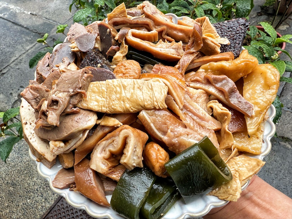 芬東山魯味 富好店&rang;台中東區富好商場(黃昏市場)人氣滷味攤，人潮一波接一波，魯味鹹甜入味，價位平價易人 @嘿!部落!