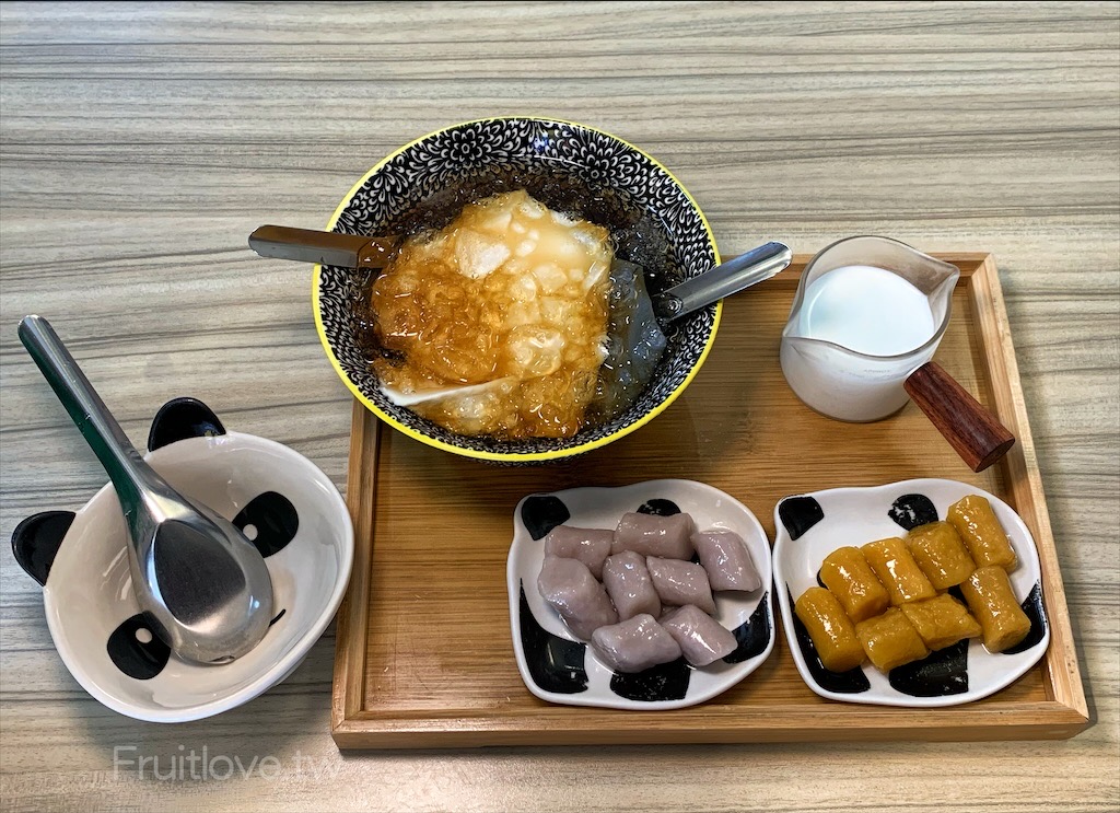 勇心豆花&rang;白沙屯拱天宮美食，以熊貓黑白相間為特色的雙色嫩豆花，盤子、小碗都是熊貓造型 @嘿!部落!