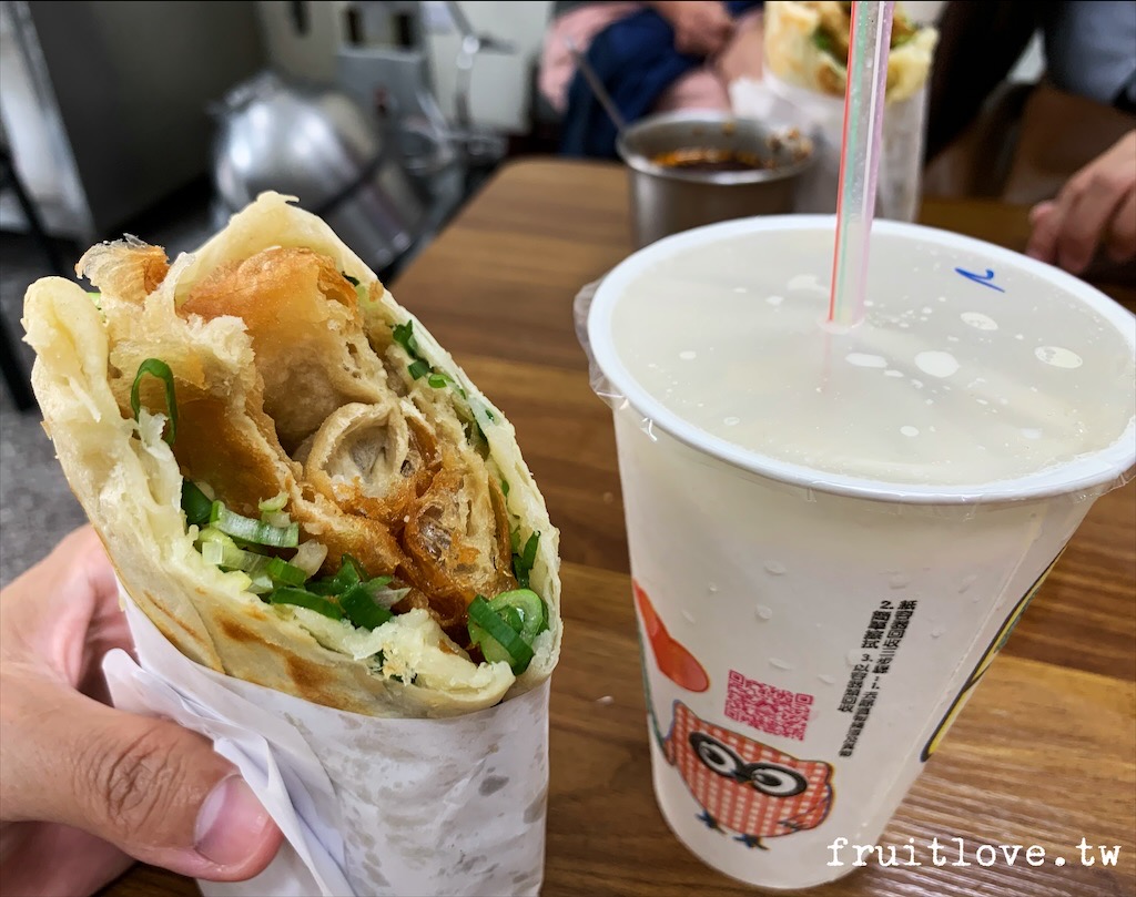務本早點&rang;在地超人氣排隊美食，燒餅夾油條裡面加了爆量的蔥花-台中北屯美食 @嘿!部落!