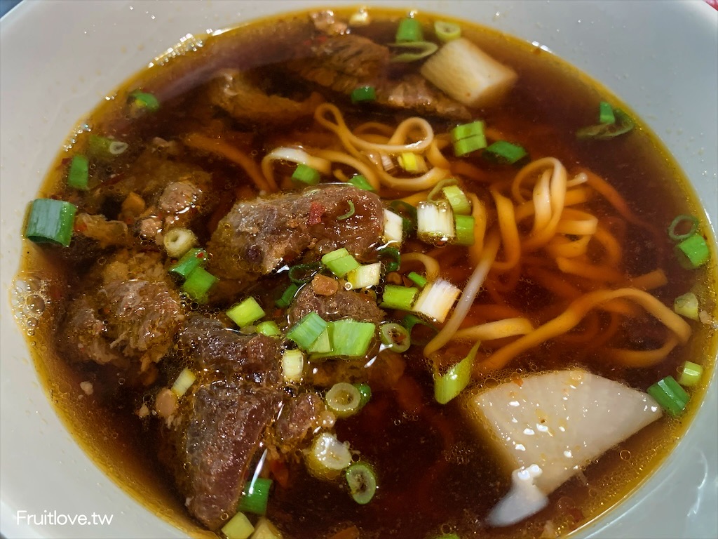好厝邊小吃-埔里美食&rang;在地CP值超高的牛肉麵，店內還有許多公仔模型可欣賞 @嘿!部落!