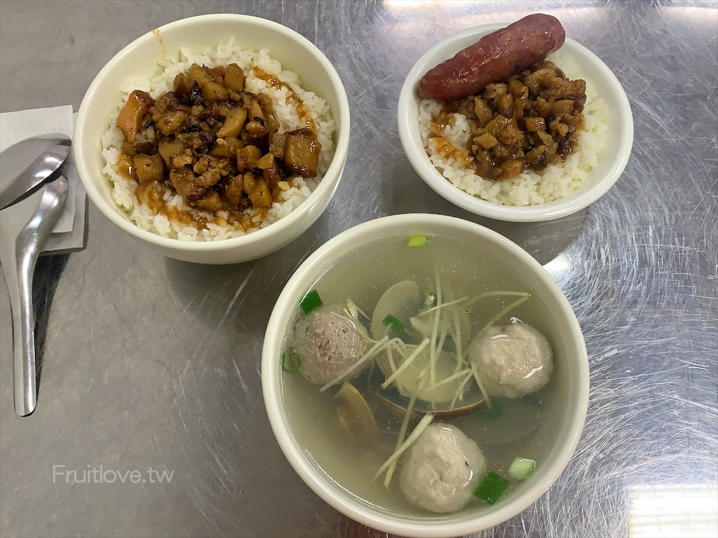 宏宇鮮魚湯&rang;台中南區美食小吃，蛤仔湯加10元就可以吃到手工牛肉丸，魯肉飯肥肉居多帶少許瘦肉，滿滿Q彈和膠質口感 @嘿!部落!