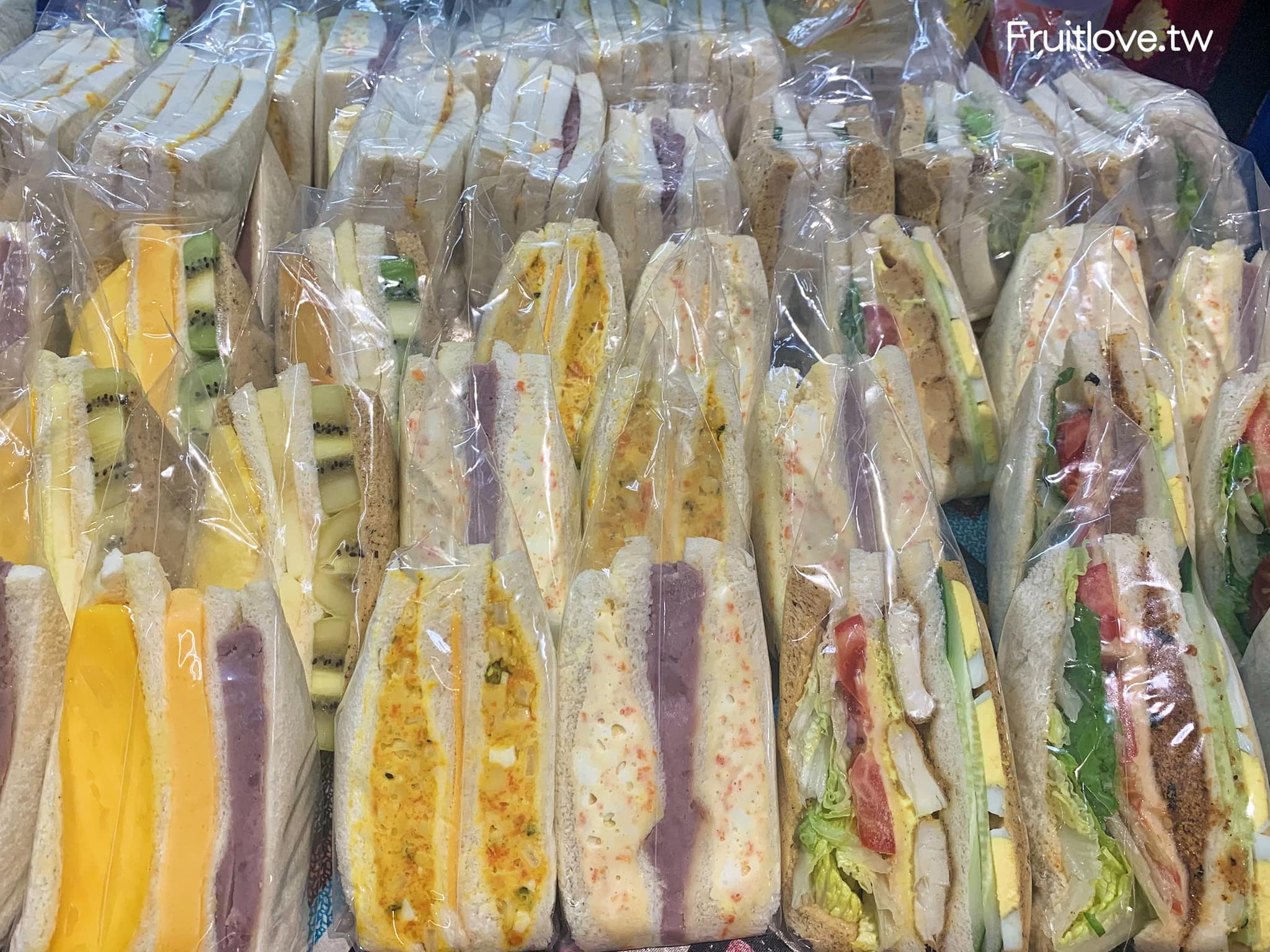 幸運找餐潛艇堡三明治專賣&rang;建國市場裡熱銷的排隊人氣美食，晚來就買不到-台中東區美食/早餐 @嘿!部落!