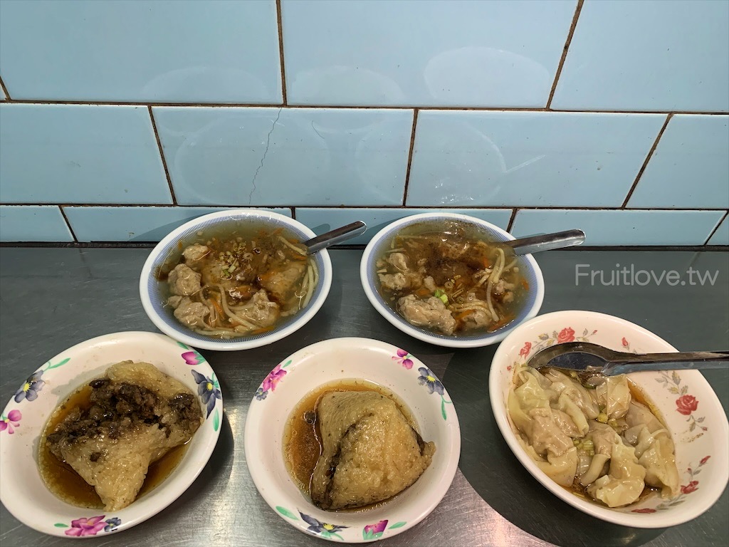 永芳亭扁食肉粽〉台中豐原美食，豐原廟東夜市裡，飄香超過80年的老店，就只賣肉粽、肉焿、扁食(餛飩)和四神湯