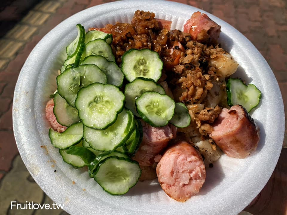 第二香腸香腸攤&rang;台中梧棲美食小吃，炭火烤的大腸和小腸，米腸外酥內嫩，香腸鮮嫩多汁，還有免費的湯，料很多 @嘿!部落!