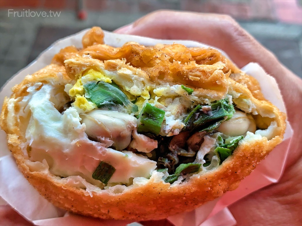 金盛蚵仔包&rang;彰化鹿港老街美食，來鹿港老街不能錯過的蚵仔包，外皮酥脆，內餡包滿，鮮蚵飽滿鮮甜 @嘿!部落!
