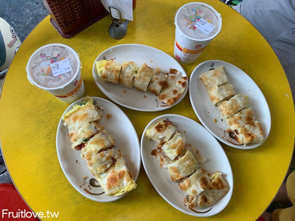 阿根早點(總店)〉超級酥脆的蛋餅，酥而不油膩，超多口味可以選擇－台中西區美食/早餐
