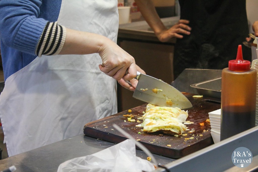 香酥脆手工蛋餅，吃的到高麗菜的脆甜！【捷運公館美食】巴克斯手工蛋餅烤盒子 @J&A的旅行