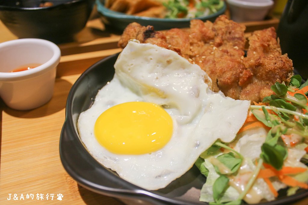 泰嘟嘟 Thaituktuk 一個人就能享用的泰式料理，推薦濃郁紅咖哩、厚實雞腿排 @J&A的旅行