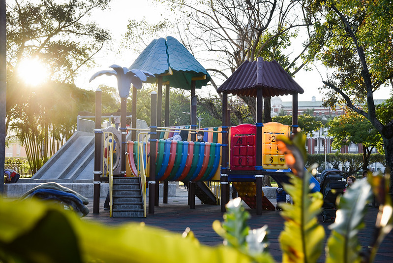 台北親子景點｜228公園兒童遊戲區沙坑魔石子溜滑梯攀爬架運動器材1-3歲4-6歲推薦 @嘿!部落!