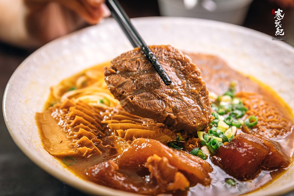 即時熱門文章：【中肯‧食記】牛閣精緻麵館-內科店．捷運港墘站｜內湖隱藏版超值牛肉麵．招牌滿漢三寶牛肉麵超威．內科美食推薦！