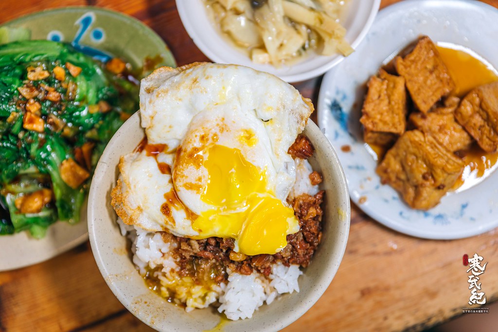 即時熱門文章：【中肯‧食記】天天利美食坊．捷運西門町站｜超強滷肉飯配現煎荷包蛋．濃郁蛋黃佐滷肉飯一級棒．蚵仔煎必點．西門町超強台灣小吃店！