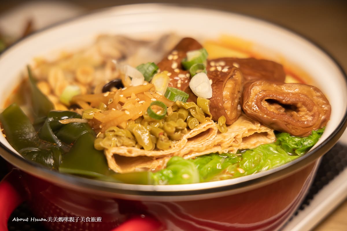 中原大學酸辣粉螺螄粉/麻辣鴨血 火漂火辣麻辣食堂 中壢必吃美食 平價乾淨 飲料無限暢飲 麻辣酸皆能客製化調整 難怪生意好好 @嘿!部落!