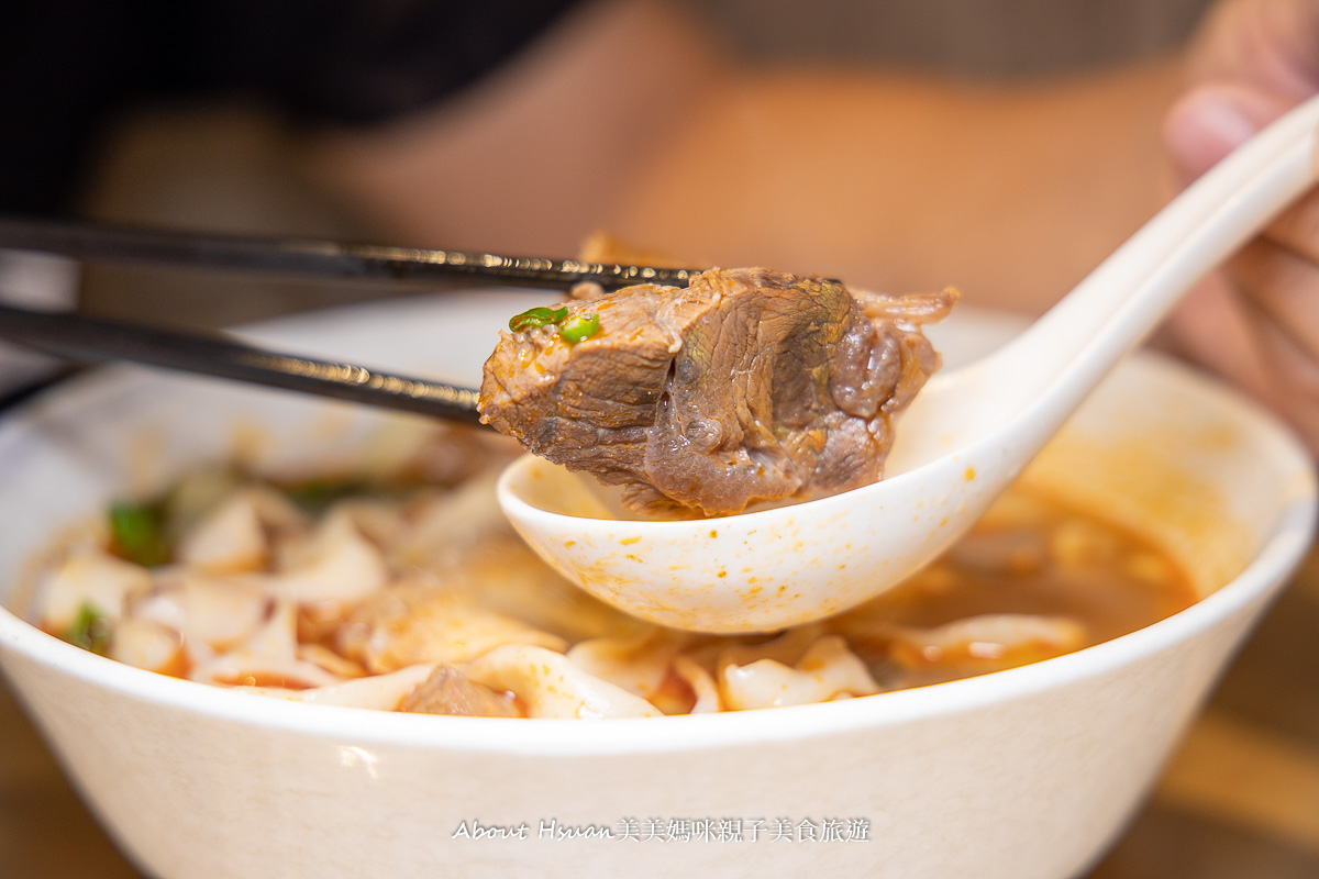 桃園美食 川驕牛肉麵專門店中路直營店 這家桃園牛肉麵真的頂天了! 牛腱子心肉切塊不手軟 牛肉湯濃味美太讚啦! @嘿!部落!