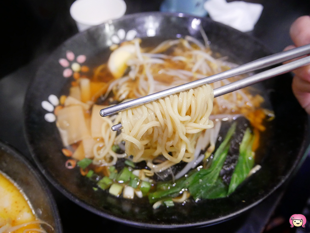 即時熱門文章：[桃園美食]虎子拉麵．在地老店|炸豬排比拳頭大的平價拉麵~吃的是青春與回憶