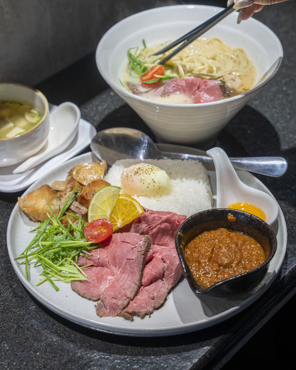 牛庵 &ndash; 咖哩、牛骨拉麵，台中美食，捷運文華高中站，牛肉叉燒相當誘人 @嘿!部落!