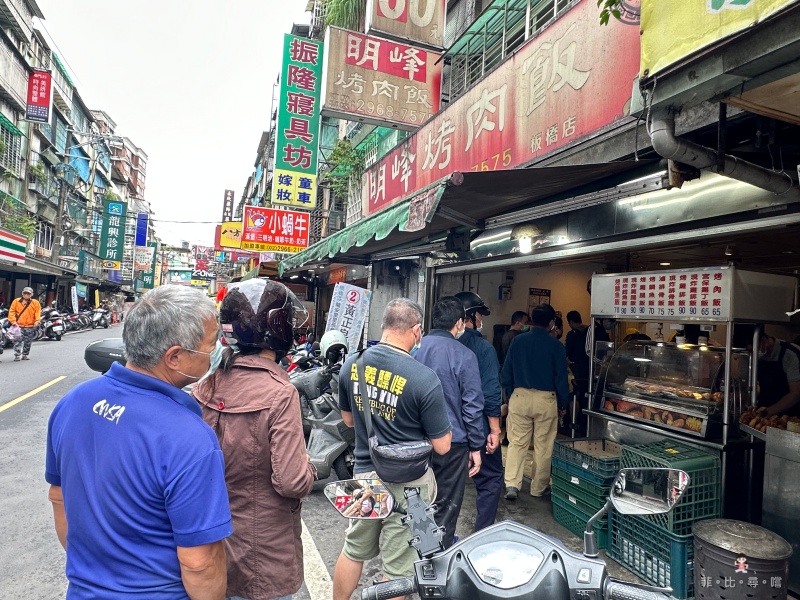 明峰烤肉飯 板橋超人氣排隊便當店 招牌烤肉飯只要65元 但雞腿、雞排更厲害! 明峰烤肉飯 板橋超人氣排隊便當店 招牌烤肉飯只要65元 但雞腿、雞排更厲害!