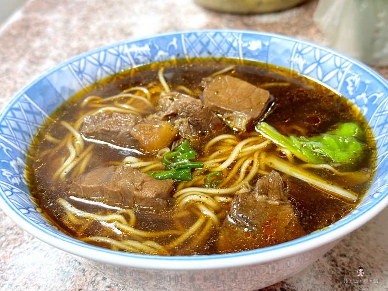 成都牛肉麵 在地人才知道的傳統小吃 一碗牛肉麵才80元 酸菜任你加 CP值超高哇！ @嘿!部落!
