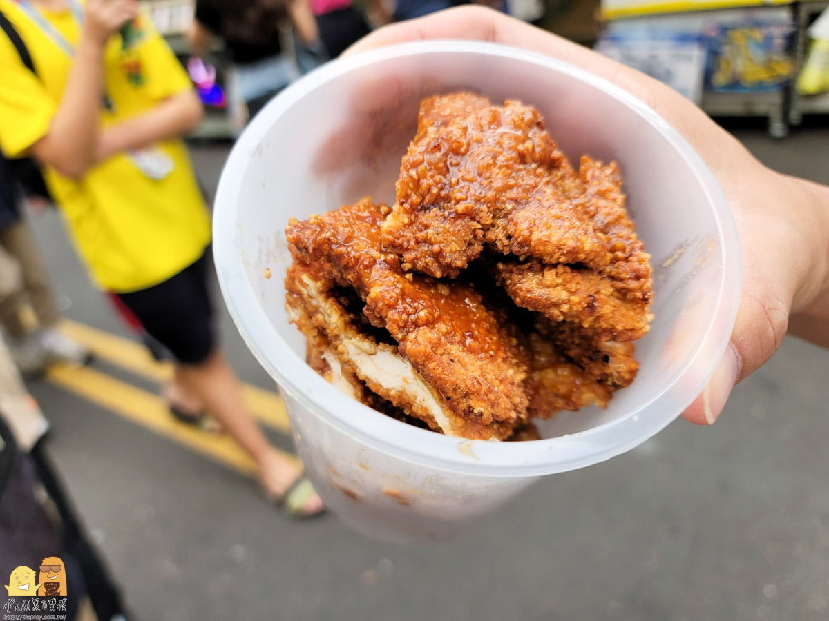 台中一中街美食-一中8兩碳烤雞排，雞排比臉還大，先炸後烤再加檸檬汁，真的有那麼好吃嗎? @嘿!部落!