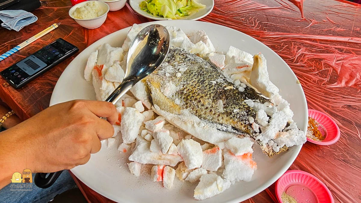 即時熱門文章：打破石頭才吃的到魚，熱門宜蘭美食塭底烤魚，魚肉鮮嫩好吃，座位多還有可愛小動物