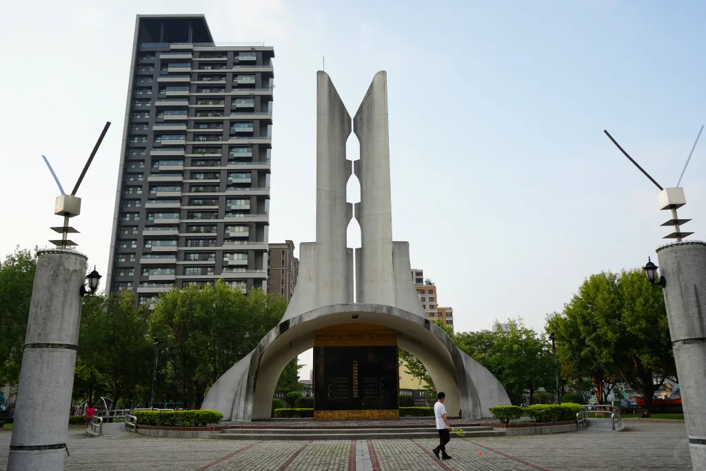 即時熱門文章：823砲戰紀念公園：台中親子樂園，沙坑、溜滑梯和盪鞦韆讓孩子們盡情玩耍