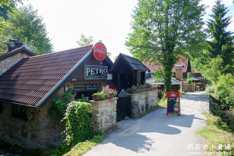 克羅埃西亞自由行：拉斯托克水車村Rastoke推薦餐廳Petro Rastoke。在潺潺水聲下享受鱒魚大餐