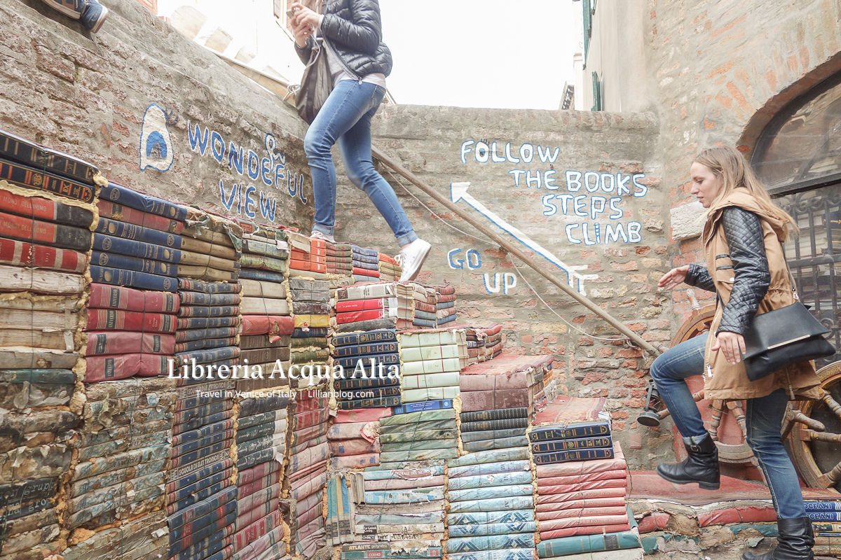 【義大利自助旅行】威尼斯推薦景點：沉船書店Libreria Acqua Alta。全世界最美的書店之ㄧ，貢多拉、小運河迷人風光成為最大的亮點