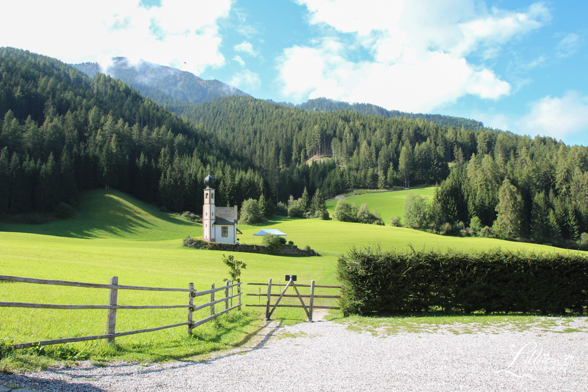 【義大利自助旅行】多洛米蒂Dolomiti的富內斯山谷Val di Funes。最常登上雜誌封面的小教堂–Chiesa san Giovanni Funes @嘿!部落!