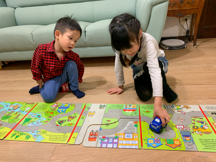 【英文童書推薦】3~7歲小孩無法抗拒的英國Fire Engine立體車車書、廖彩杏老師推薦的童書、訓練孩子顏色、空間與方位等認知的有聲操作書 @嘿!部落!