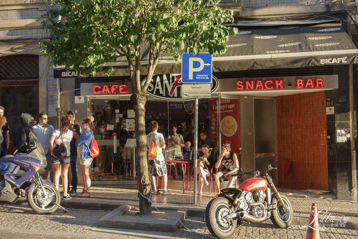 葡萄牙波多自由行：波爾圖推薦美食。Cafe Santiago的Francesinha濕答答三明治，濃稠醬汁搭配起司、肉類，份量多到兩人才能吃完