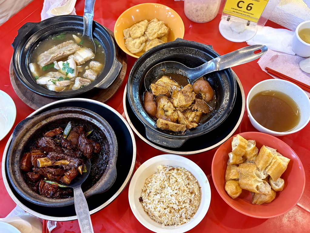 吉隆坡甲洞美食推薦｜在地人也愛的興記肉骨茶　米其林必比登推薦的道地馬來西亞滋味 @嘿!部落!