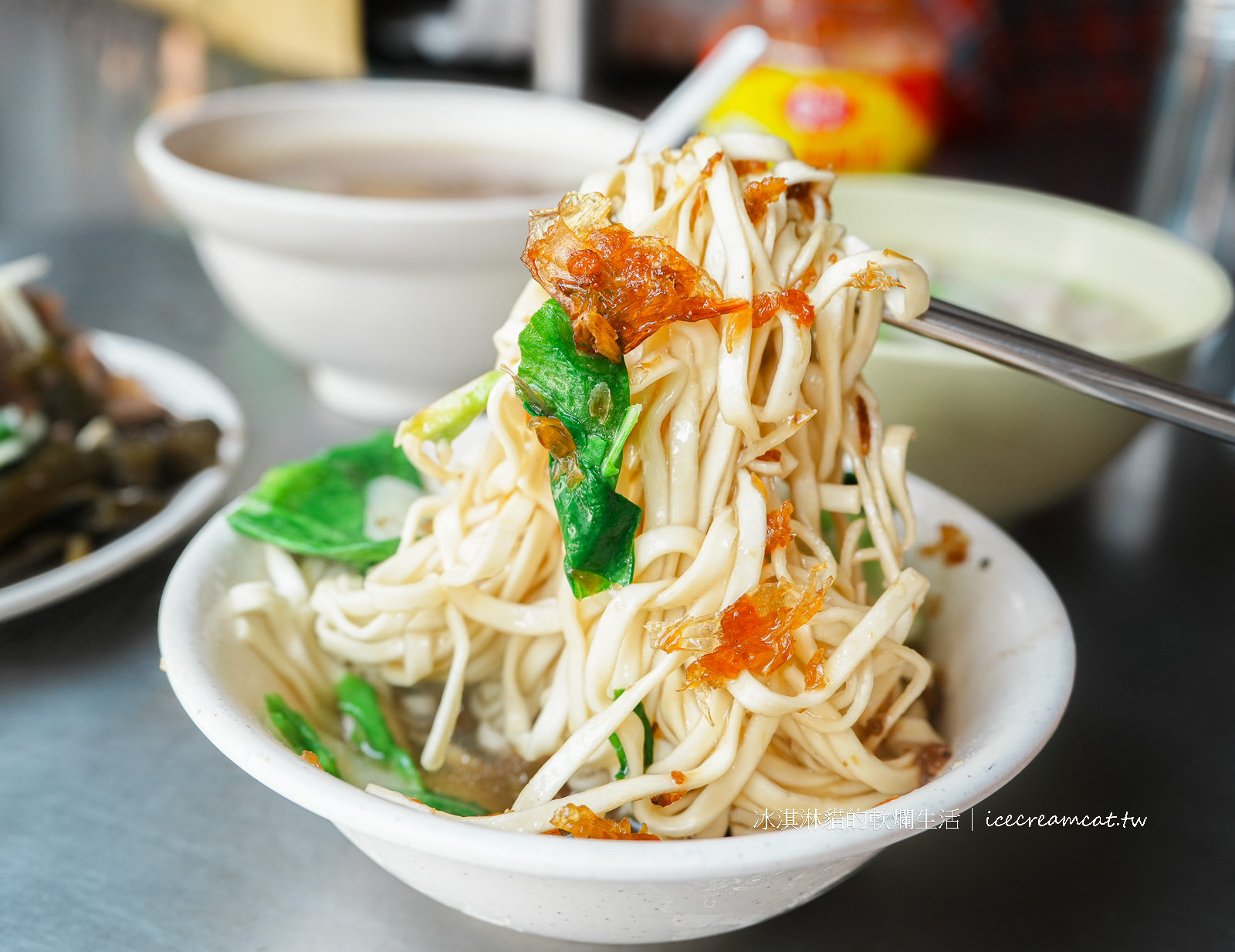石牌美食｜無名麵攤在石牌捷運旁，菜單必點油蔥乾麵，也是榮總附近美食 @嘿!部落!