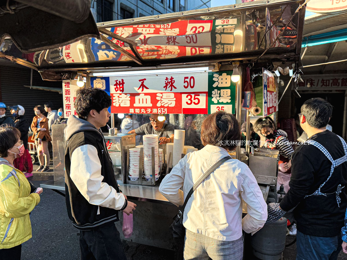 即時熱門文章：華榮市場口甜不辣｜士林50年老攤 菸嗓招牌「來坐喔」 甜不辣油粿豬血湯必吃