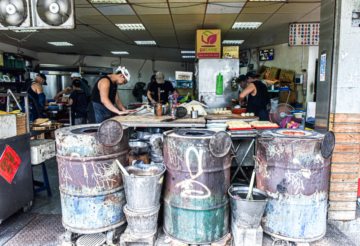 士林美食｜南港老張燒餅店士林夜市店台北必吃胡椒餅，炭香味十足(菜單)(有影片)