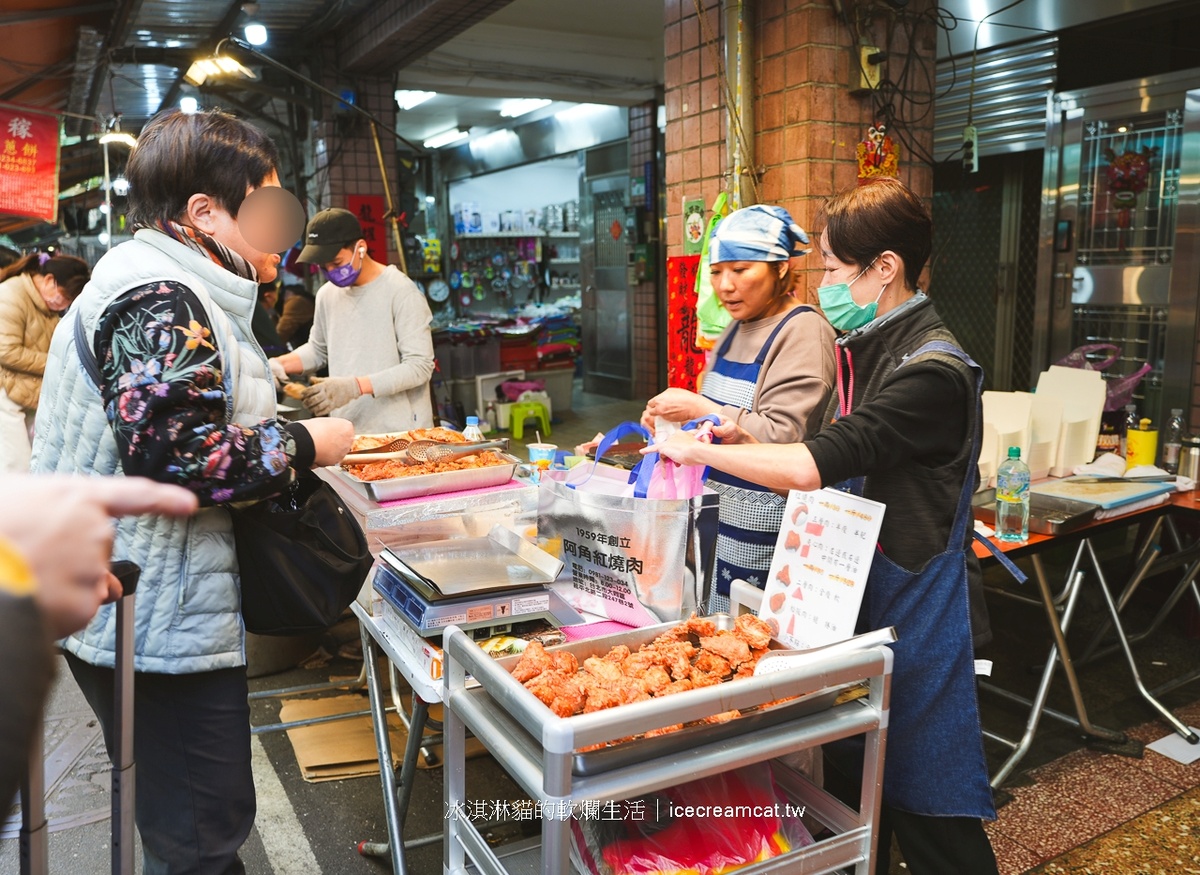 大稻埕美食｜阿角紅燒肉劉美麗大橋頭市場美食，被冠以台北最強紅燒肉的封號！ @嘿!部落!