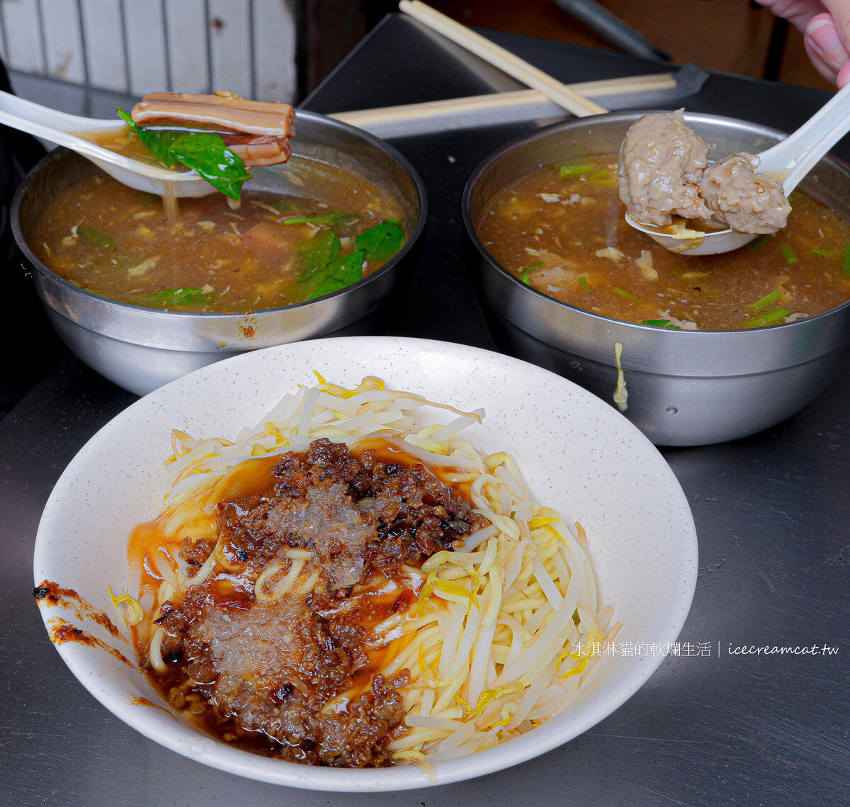 江子翠美食｜松柏街肉羹麵必點肉羹湯 乾麵 魷魚羹，板橋小吃沒有招牌還是大排長龍 @嘿!部落!