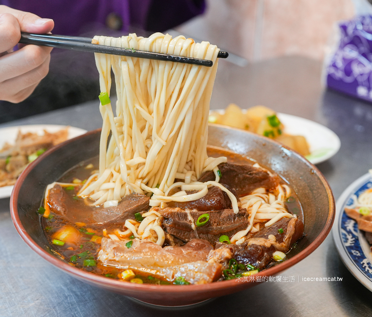 北投美食｜粟家牛肉麵來北投必吃牛肉麵，宵夜、泡温泉後來試試三大人氣牛肉麵之一