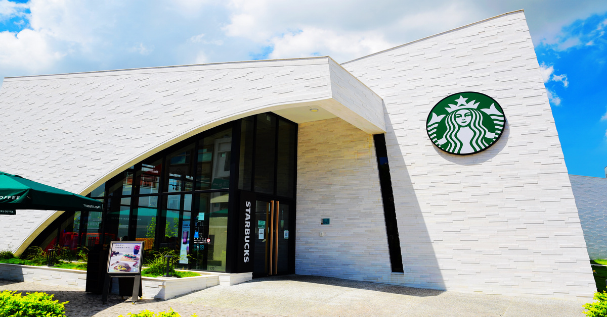 台灣特色星巴克｜STARBUCKS 台南新市門市，台南最大最美的星巴克，外觀像是高級別墅的白色磚牆建築，附設免費停車場 @嘿!部落!