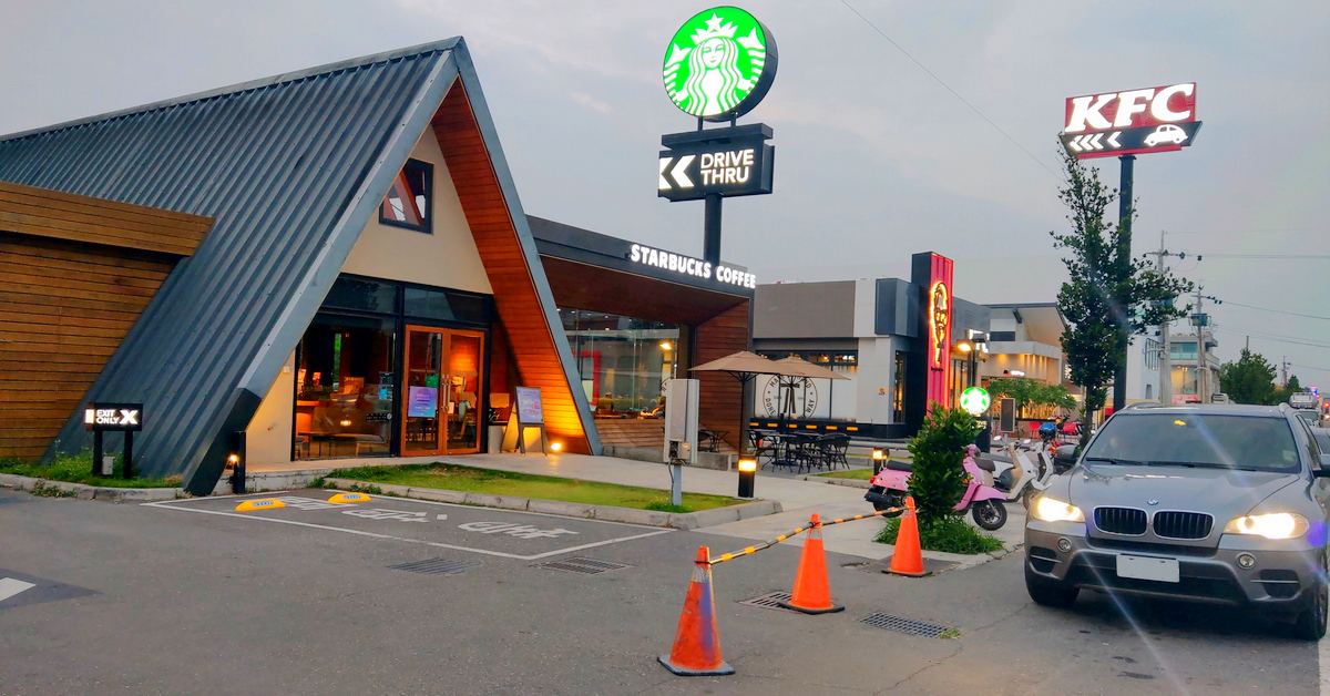 台灣特色星巴克｜STARBUCKS 嘉義民雄門市．三角屋頂外型，
