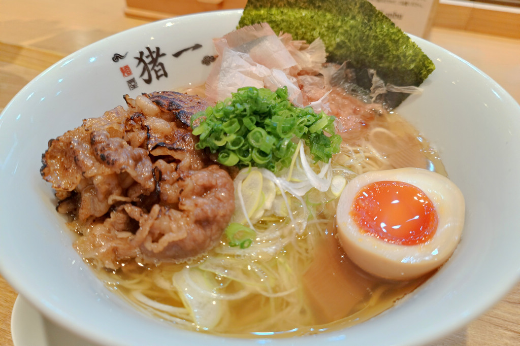 京都超級有名的 「麵屋 豬一」，連續八年米其林必比登推薦的炙燒和牛拉麵店，來京都自由行的朋友，排到天荒地老也要吃到 @嘿!部落!